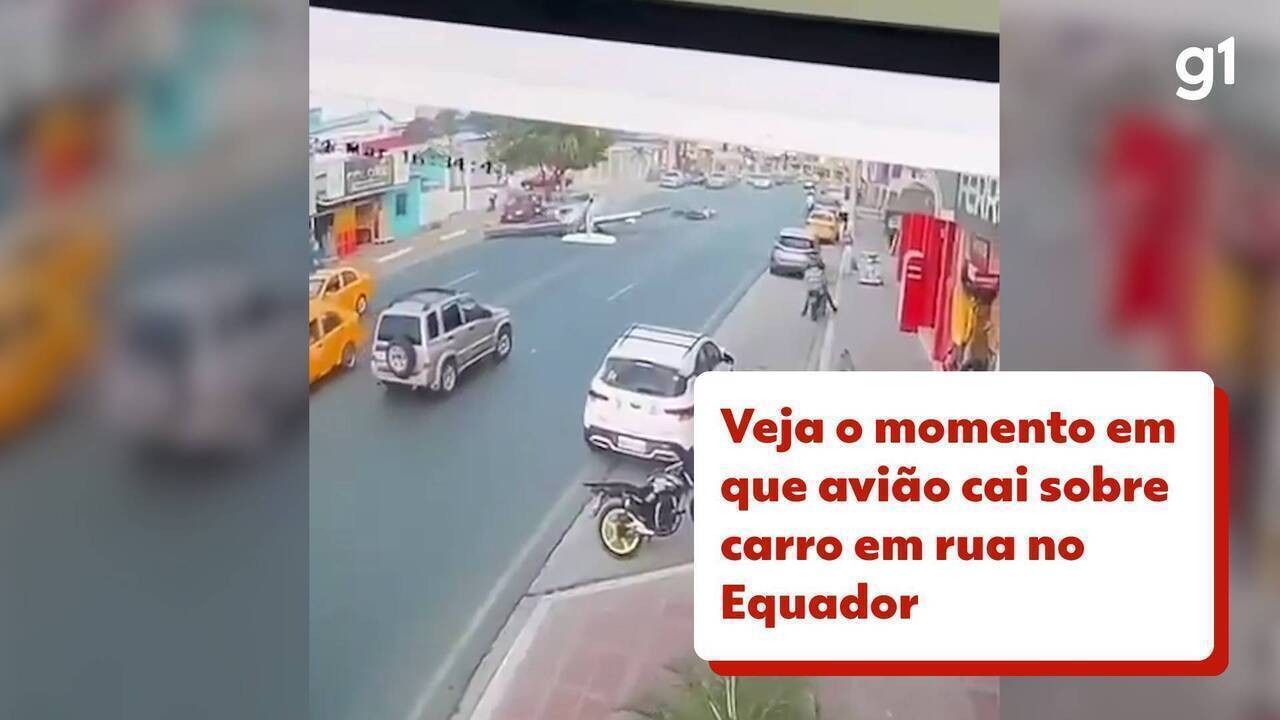 VÍDEO: Veja momento em que avião cai sobre carro em rua movimentada no Equador